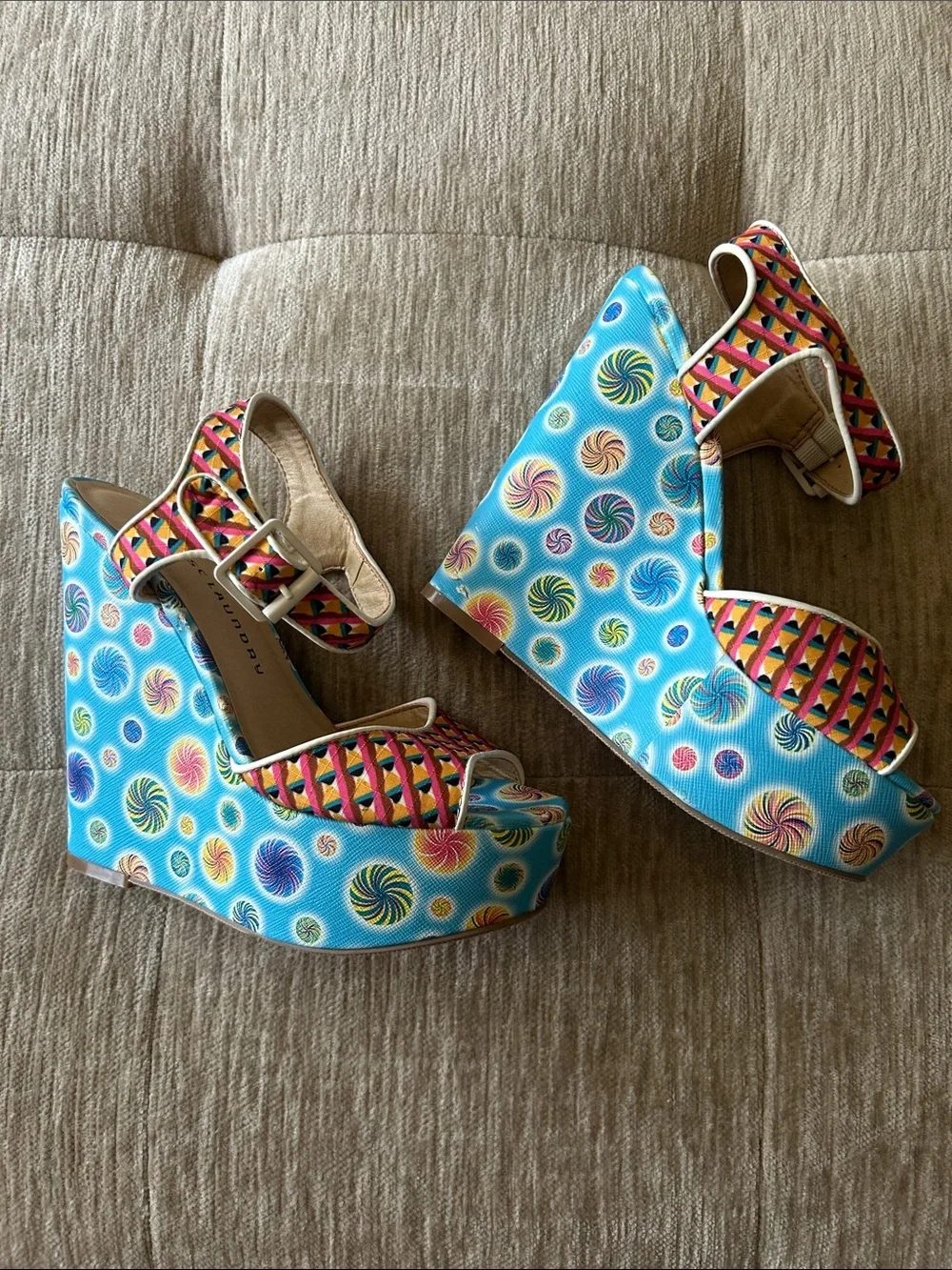 Chinese Laundry Jolly Pop Multi-Color Swirl Wedge Sandals 7M